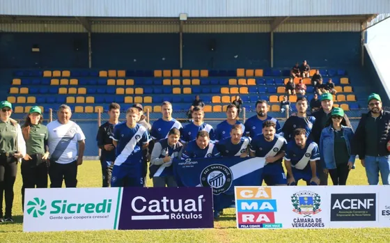 Equipe na abertura do Campeonato de Futebol Suíço da ACENF, com as faixas dos apoiadores