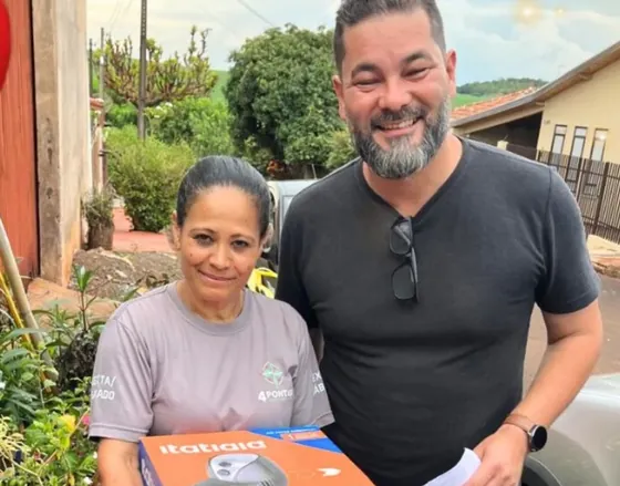 Ganhadora recebendo a Air Fryer