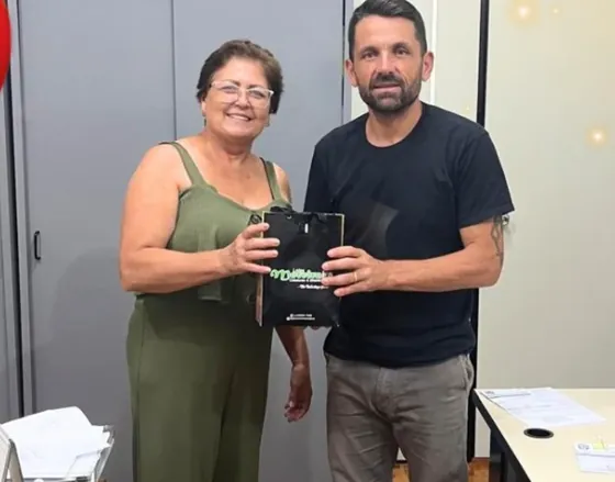 Ganhadora recebendo um smartphone