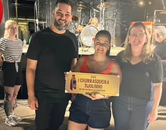 Ganhadora com o certificado da churrasqueira