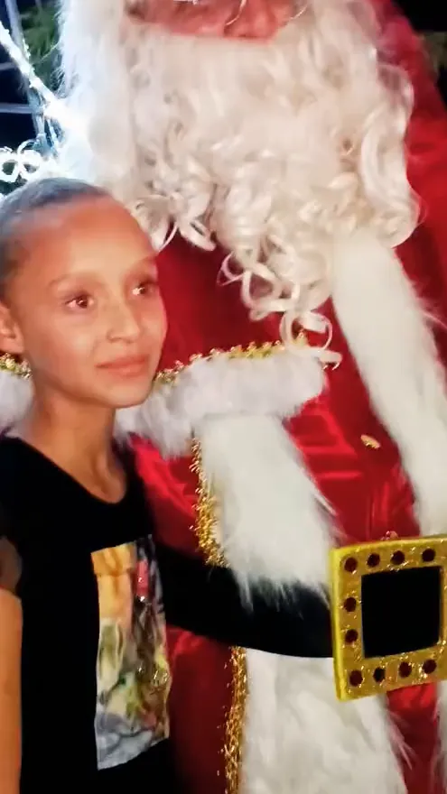 Papai Noel com crianças no Natal Iluminado na Praça Dr. Ross
